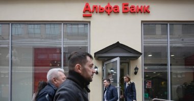 Pedestrians walk past the branch of Alfa Bank, Russia's largest private bank, in Moscow, April 7, 2022. (AFP Photo)