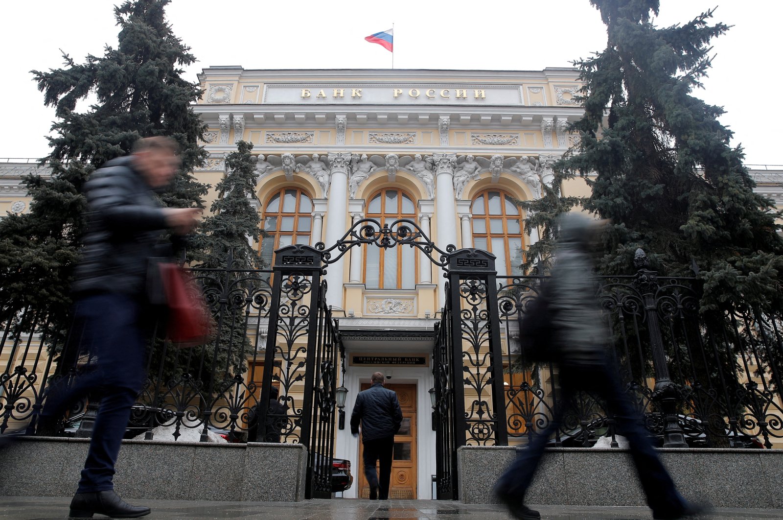 People walk past the central bank&#039;s headquarters in Moscow, Russia, Feb. 11, 2019. (Reuters Photo)