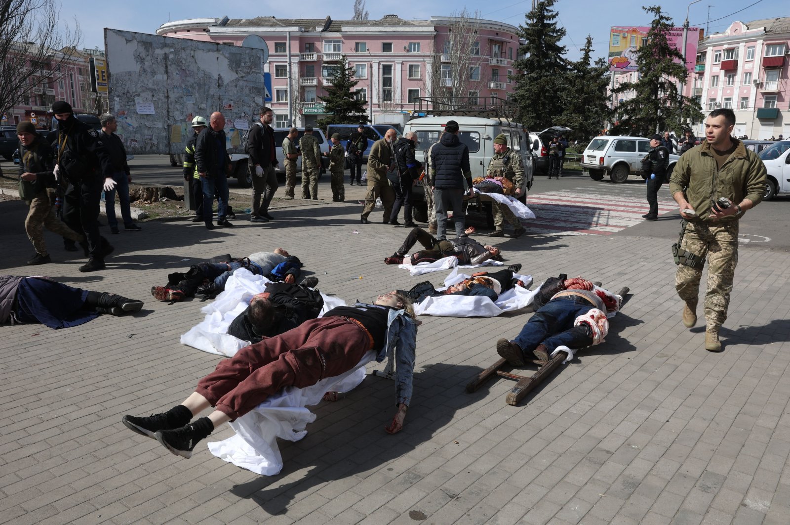 Ukrainian servicemen and emergency personnel tend to victims in the aftermath of a rocket attack on the railway station in the eastern city of Kramatorsk, in the Donbass region in eastern Ukraine, on April 8, 2022. (AFP Photo)