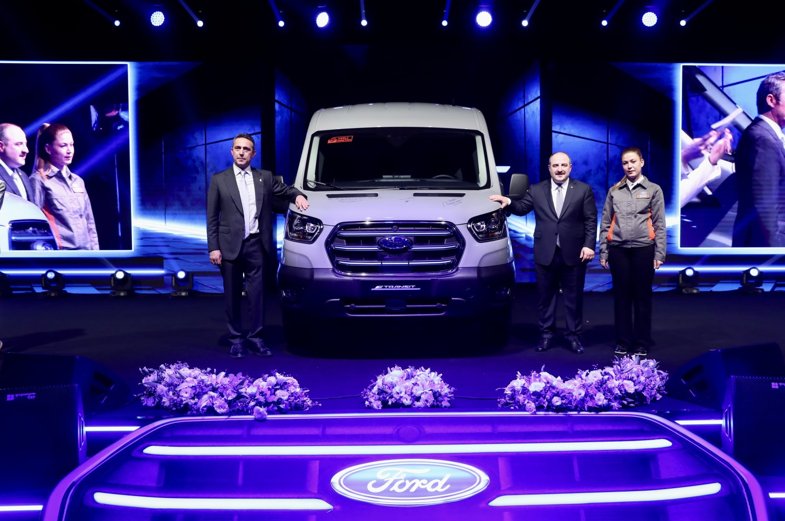 Industry and Technology Minister Mustafa Varank (2nd R) and Koç Holding Deputy Chair of the Board of Directors and Ford Otosan Chairperson Ali Koç (L) stand beside an all-electric Ford Transit model during a ceremony in Kocaeli, northwestern Turkey, April 7, 2022. (AA Photo) 