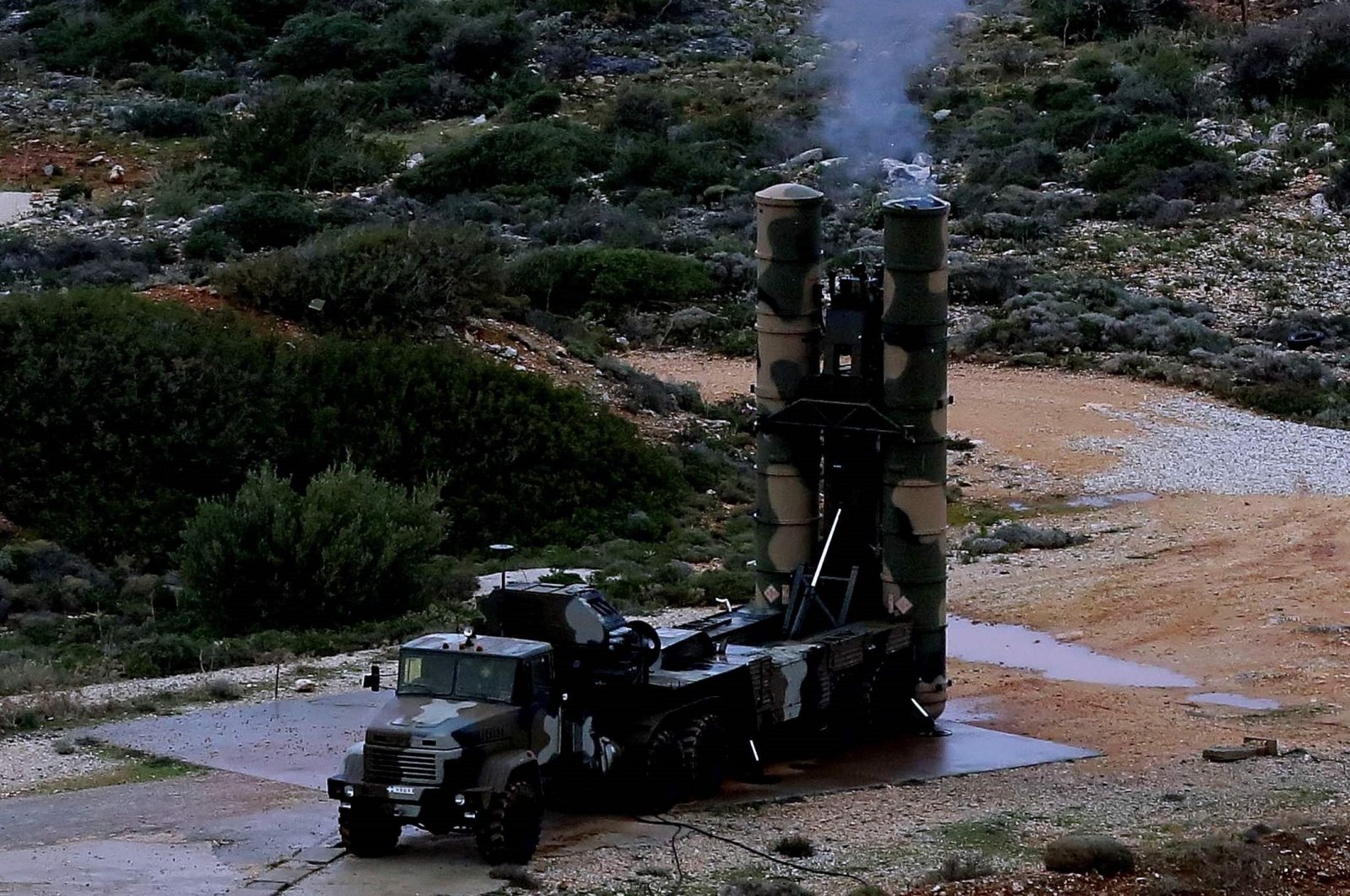 An S-300 PMU-1 anti-aircraft missile launches during a Greek army military exercise near Chania on the island of Crete, Dec. 13, 2013. (AFP Photo)