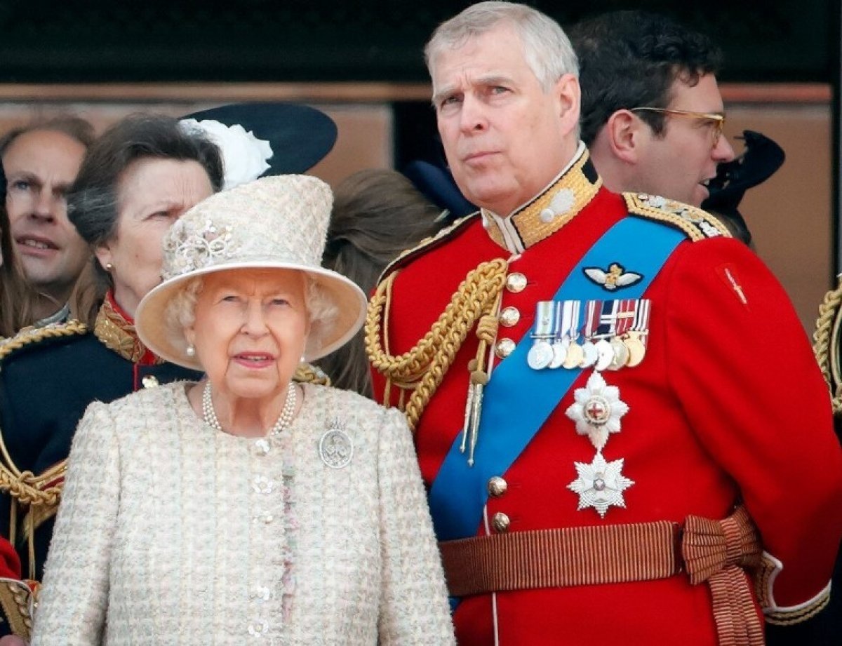 Queen Elizabeth (L) and Prince Andrew together in a ceremony, U.K., Jan. 14, 2022. (Takvim photo)