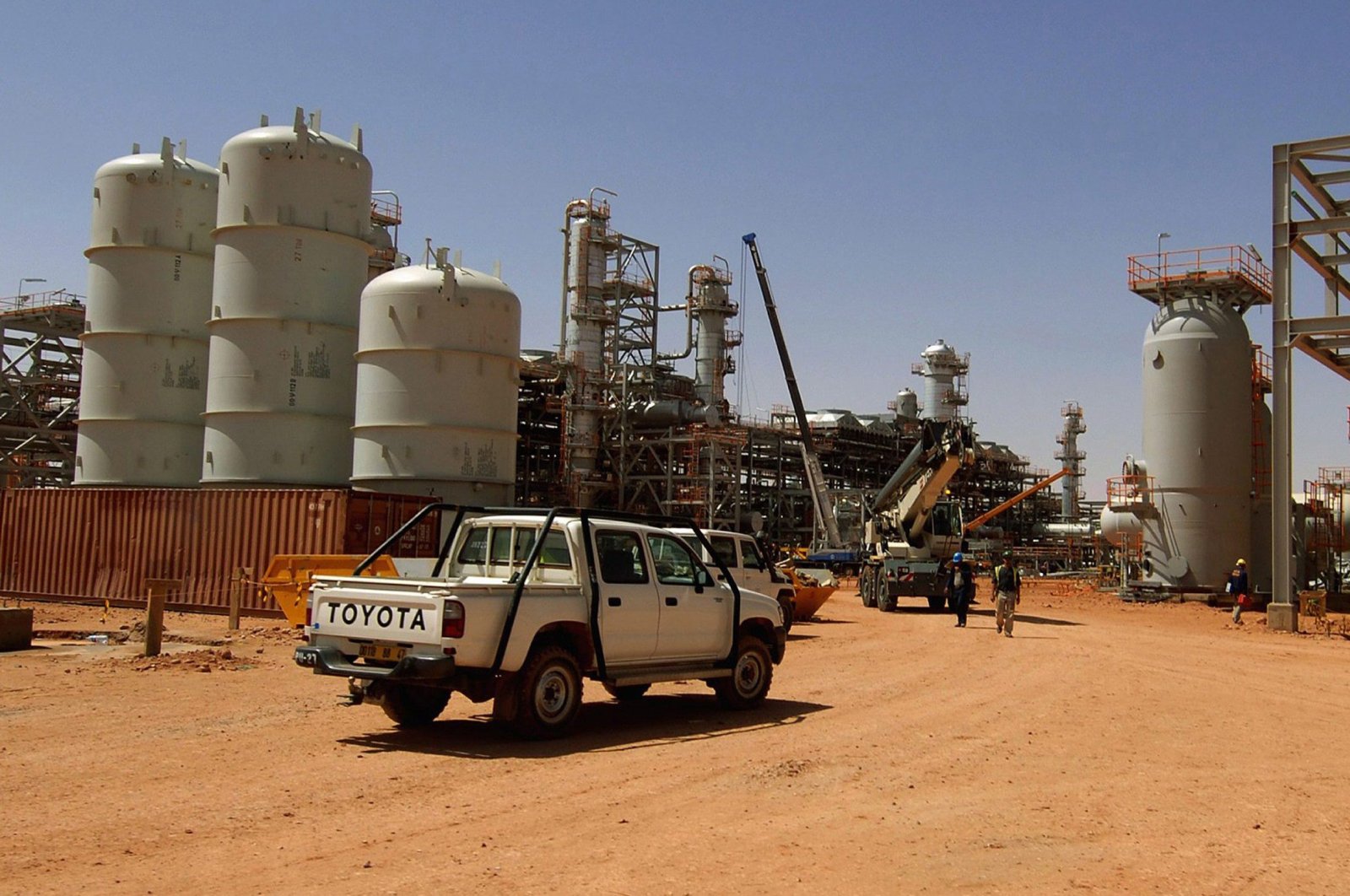 This undated hand out picture released by Norway&#039;s energy group Statoil on January 17, 2013  shows vehicles parked at the In Amenas gas field, jointly operated by British oil giant BP, Norway&#039;s Statoil and state-run Algerian energy firm Sonatrach, in eastern Algeria near the Libyan border. (AFP Photo)