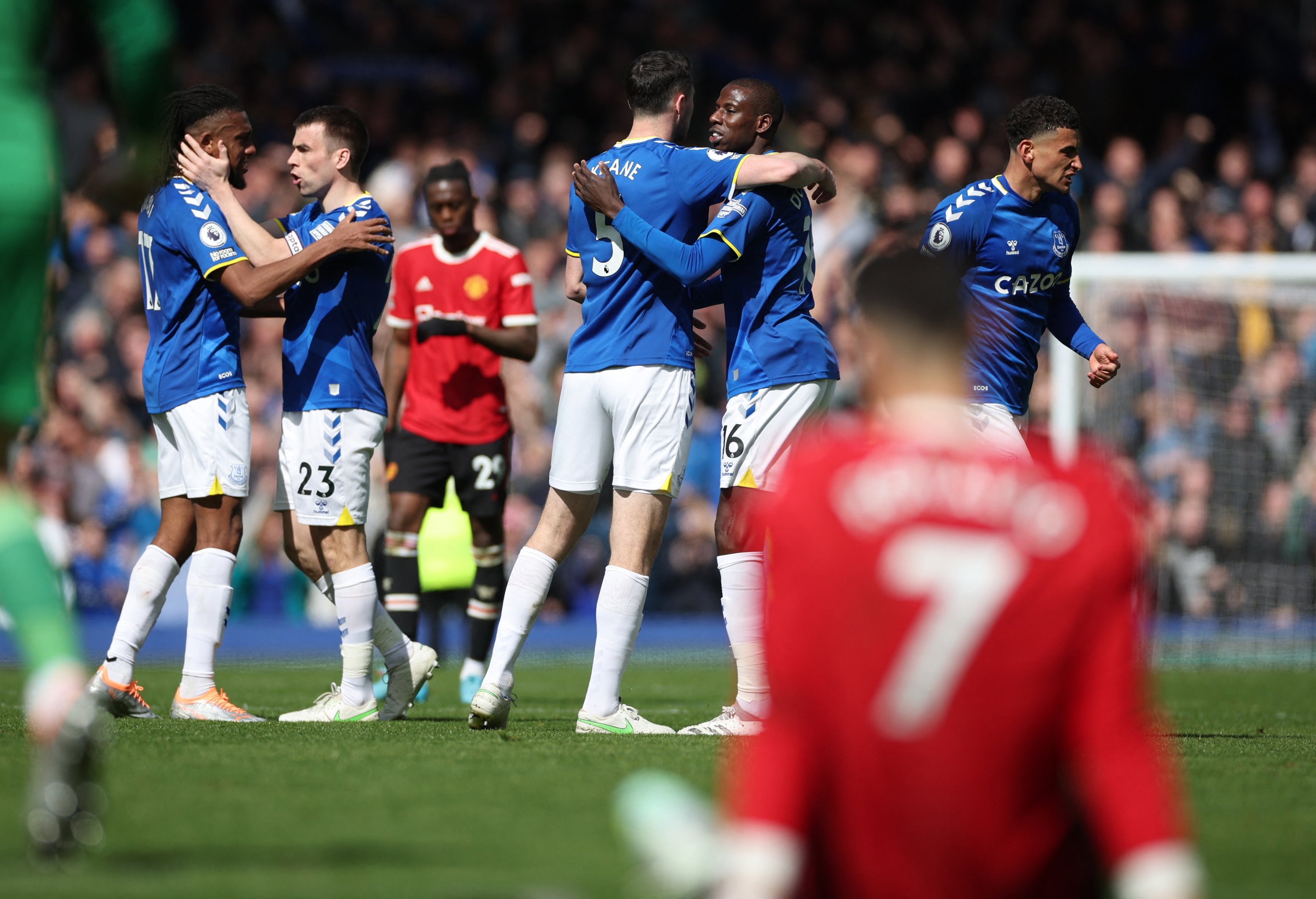 Para pemain Everton merayakan kemenangan atas Manchester, Liverpool, Inggris, 9 April 2022. (Foto: Reuters)