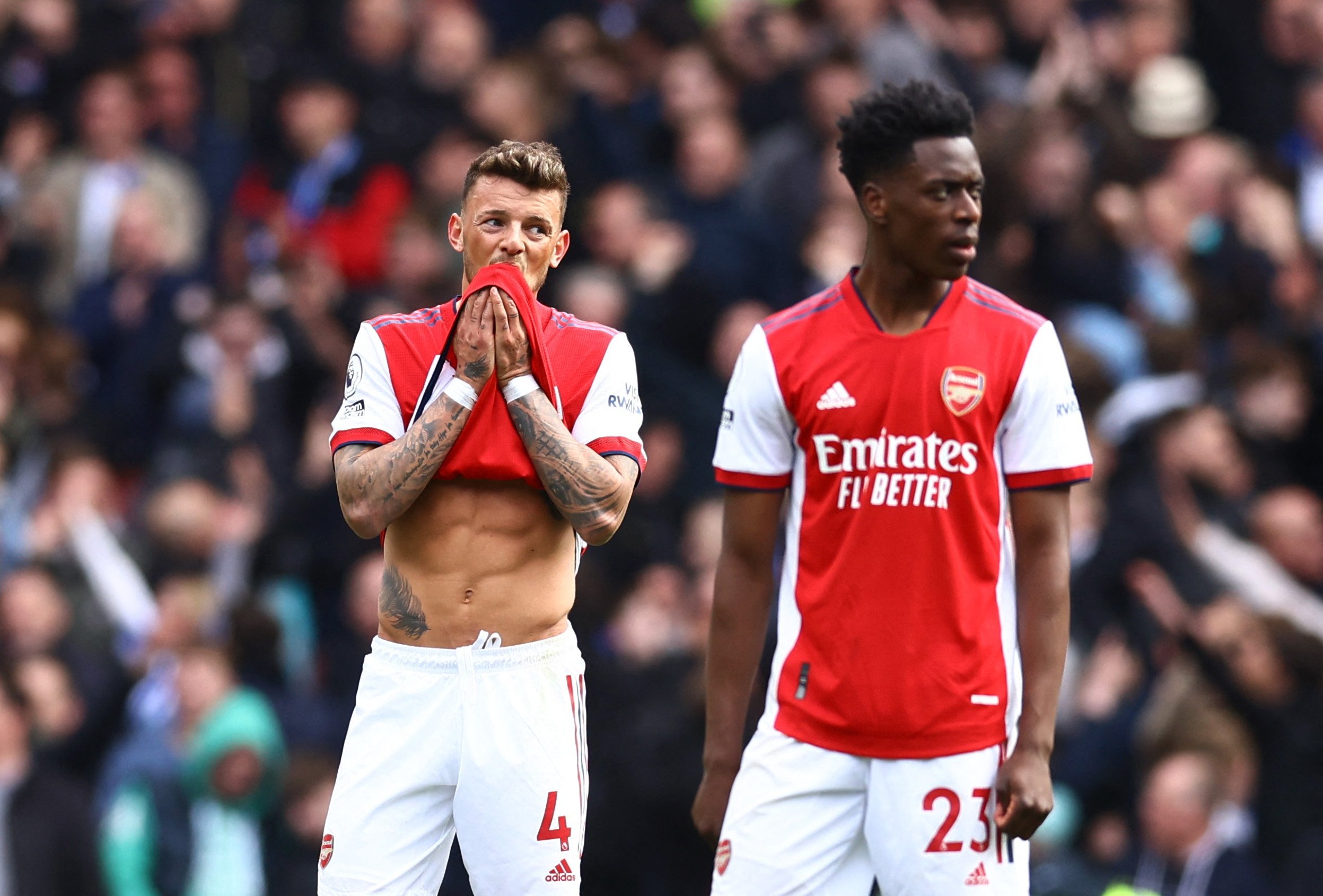 Pemain Arsenal Albert Sambi Lokonga (kanan) dan Ben White terlihat murung dalam pertandingan Liga Inggris melawan Brighton, London, Inggris, 9 April 2022.