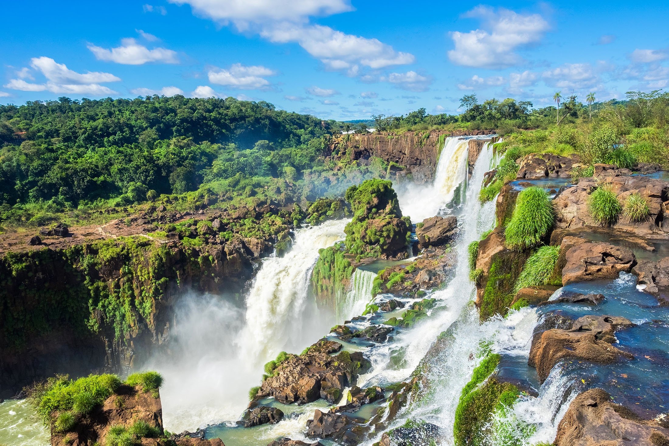 Iguazu Falls, sistem air terjun terbesar di dunia di perbatasan Argentina, Brasil, dan Paraguay.  (Foto Shutterstock)