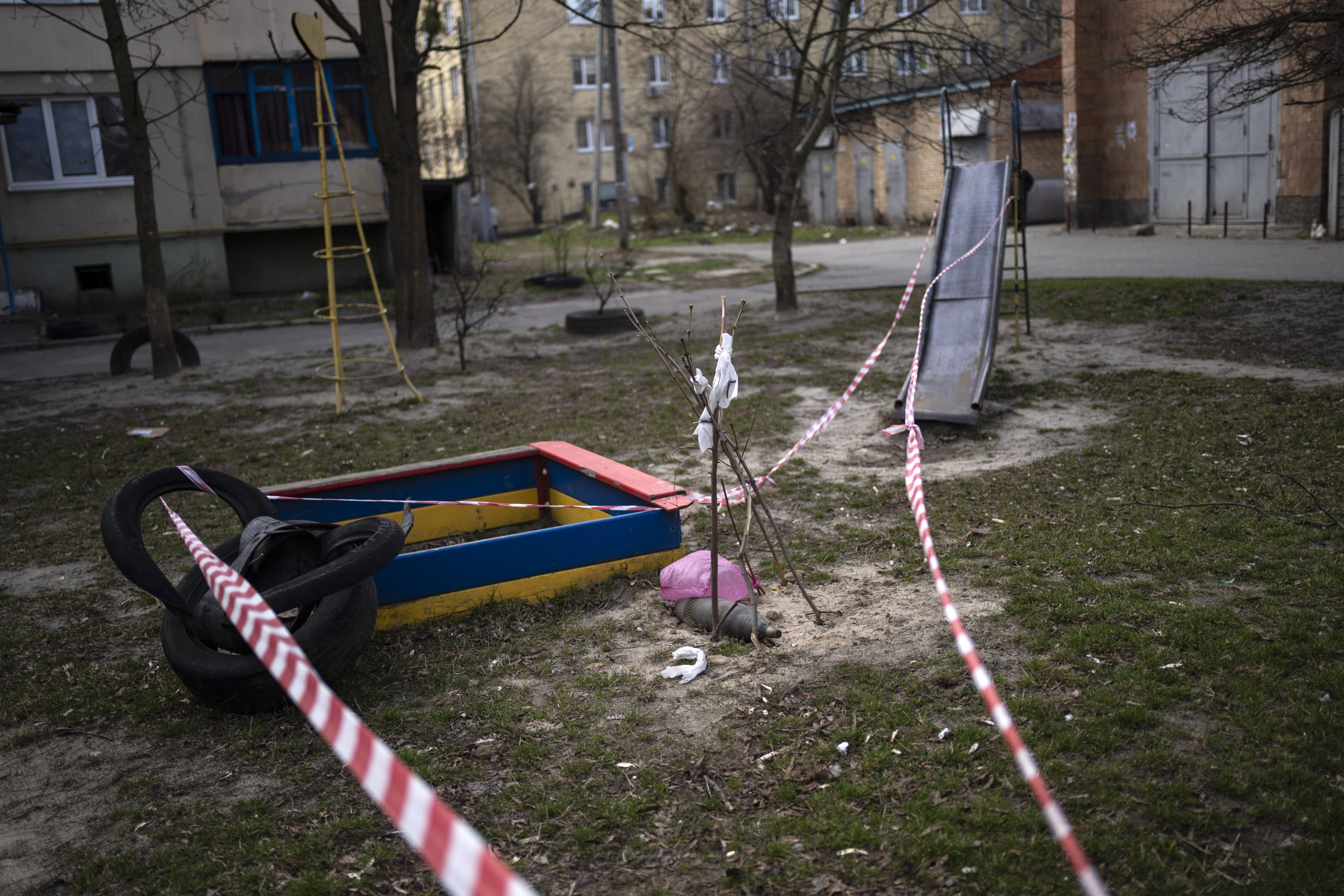Selongsong peluru yang tidak meledak terlihat di tengah taman di Bucha, di pinggiran Kyiv, Ukraina, 8 April 2022. (AP Photo)