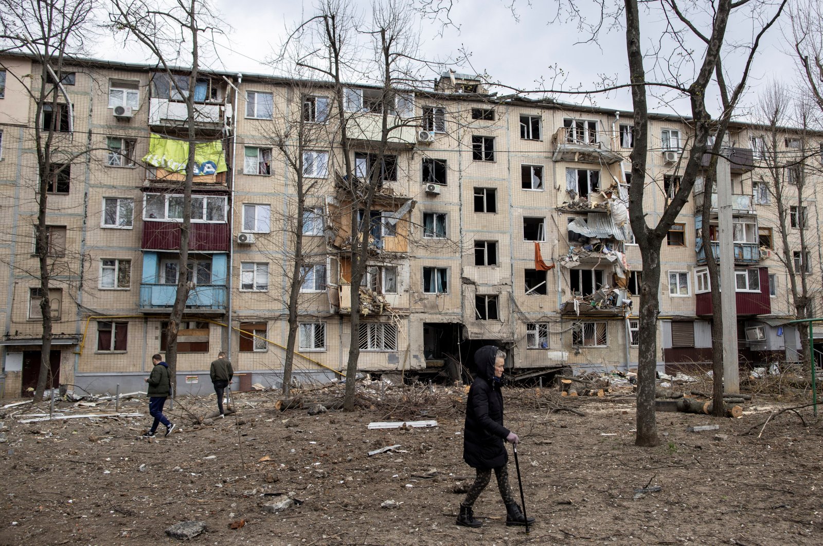 Locals walk past a building that was heavily damaged by shelling, as Russia&#039;s attack on Ukraine continues, in Kharkiv, Ukraine, April 10, 2022. (REUTERS Photo)