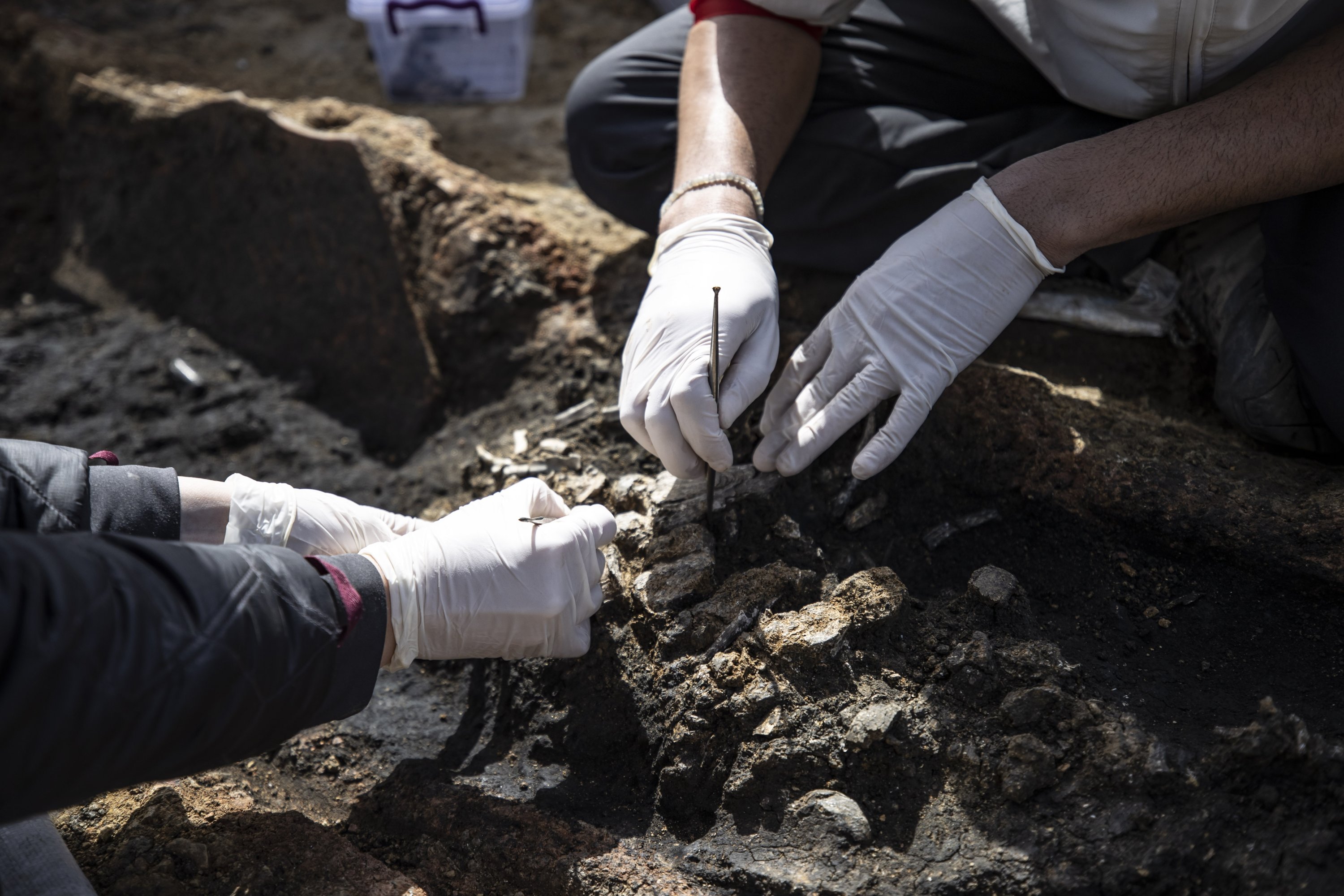 Foto close-up tangan para arkeolog yang mengerjakan makam batu bata di Haydarpaşa, Kadıköy, Istanbul, 9 April 2022. (AA)