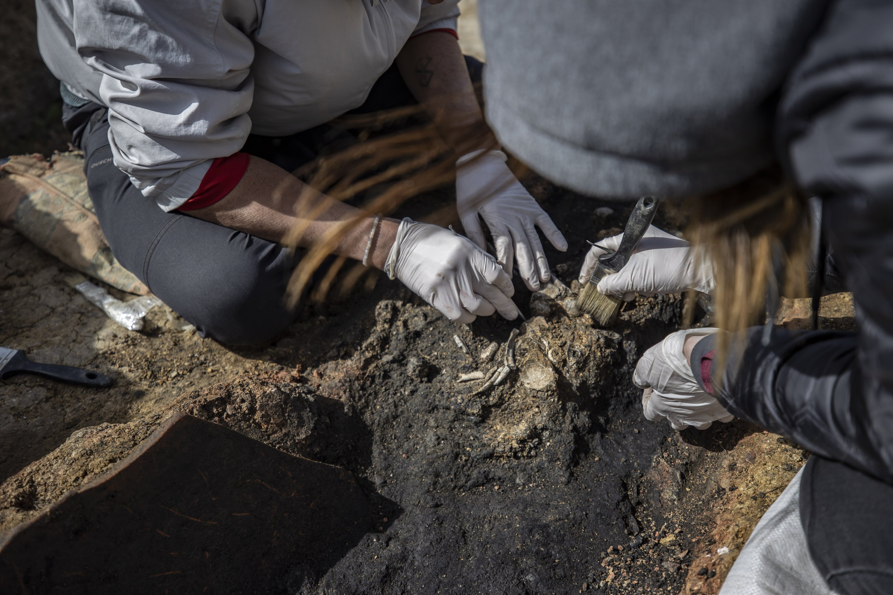 Arkeolog mengerjakan makam batu bata di Haydarpaşa, Kadıköy, Istanbul, 9 April 2022. (AA)
