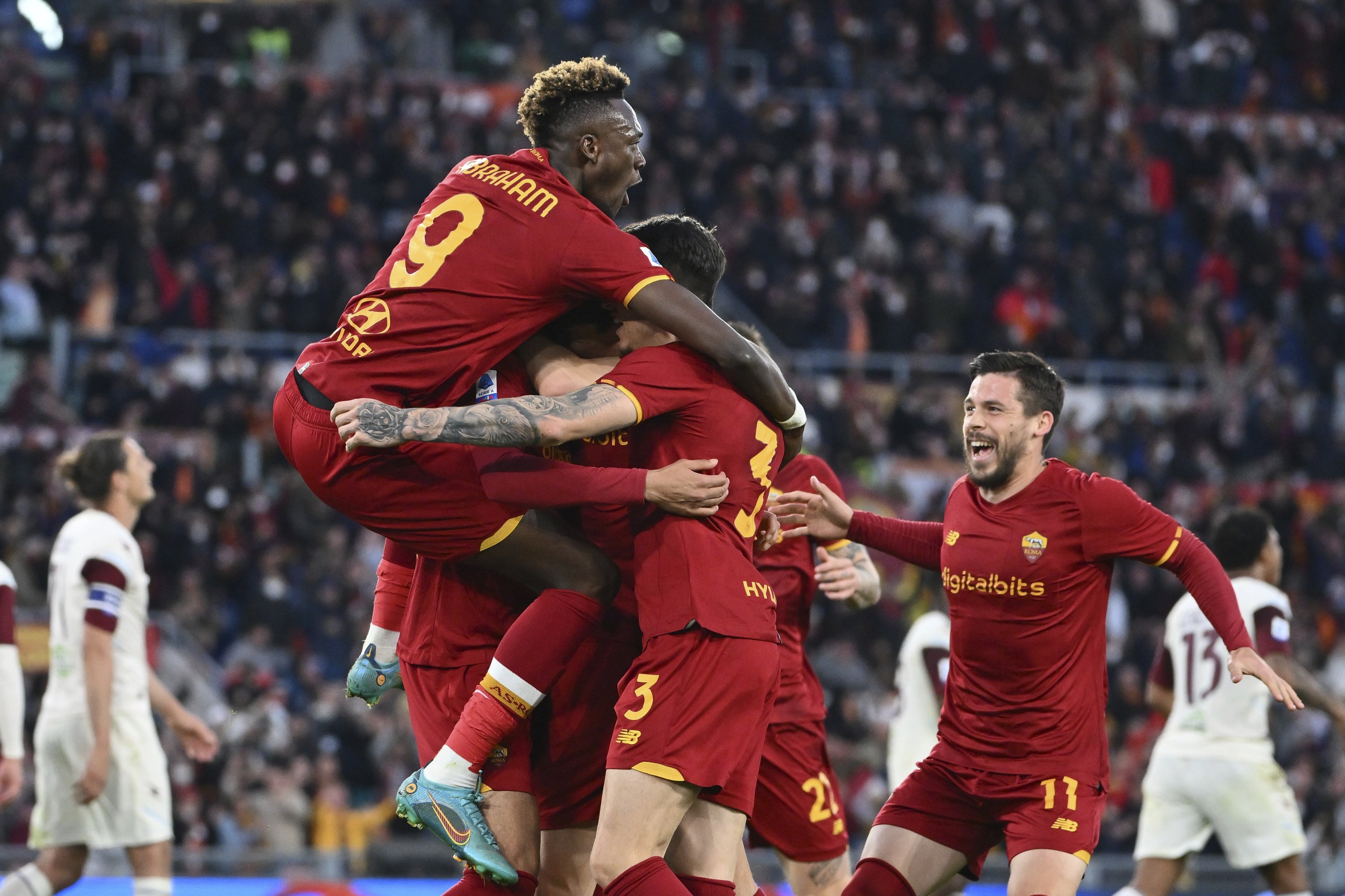 Para pemain Roma merayakan gol ke gawang Salernitana, Roma, Italia, 10 April 2022. (AP Photo)
