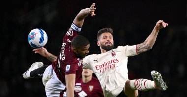 Torino's Bremer (L) vies with Milan's Olivier Giroud in a Serie A match, Turin, Italy, April 10, 2022. (AFP Photo)