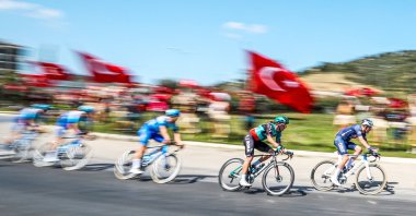 A group of cyclists is seen during the first stage of the 57th Presidential Cycling Tour of Türkiye, Bodrum, Turkey, April 10, 2022. (AA Photo)