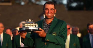 Scottie Scheffler poses with the Masters trophy during the Green Jacket Ceremony after winning the Masters, Augusta, Georgia, U.S., April 10, 2022. (AFP Photo)
