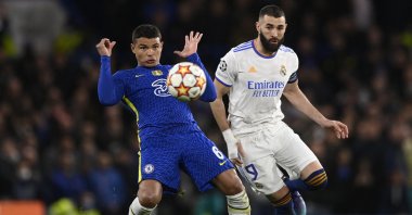 Chelsea&#039;s Thiago Silva (L) vies with Real Madrid&#039;s Karim Benzema during the Champions League quarterfinal first leg, London, England, April 6, 2022. (Reuters Photo)
