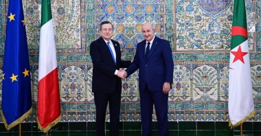 Algerian President Abdelmadjid Tebboune (R) shakes hands with Italian Prime Minister Mario Draghi at the palace of El Mouradia in Algiers, Algeria, April 11, 2022. (Algerian presidency&#039;s press service via EPA)