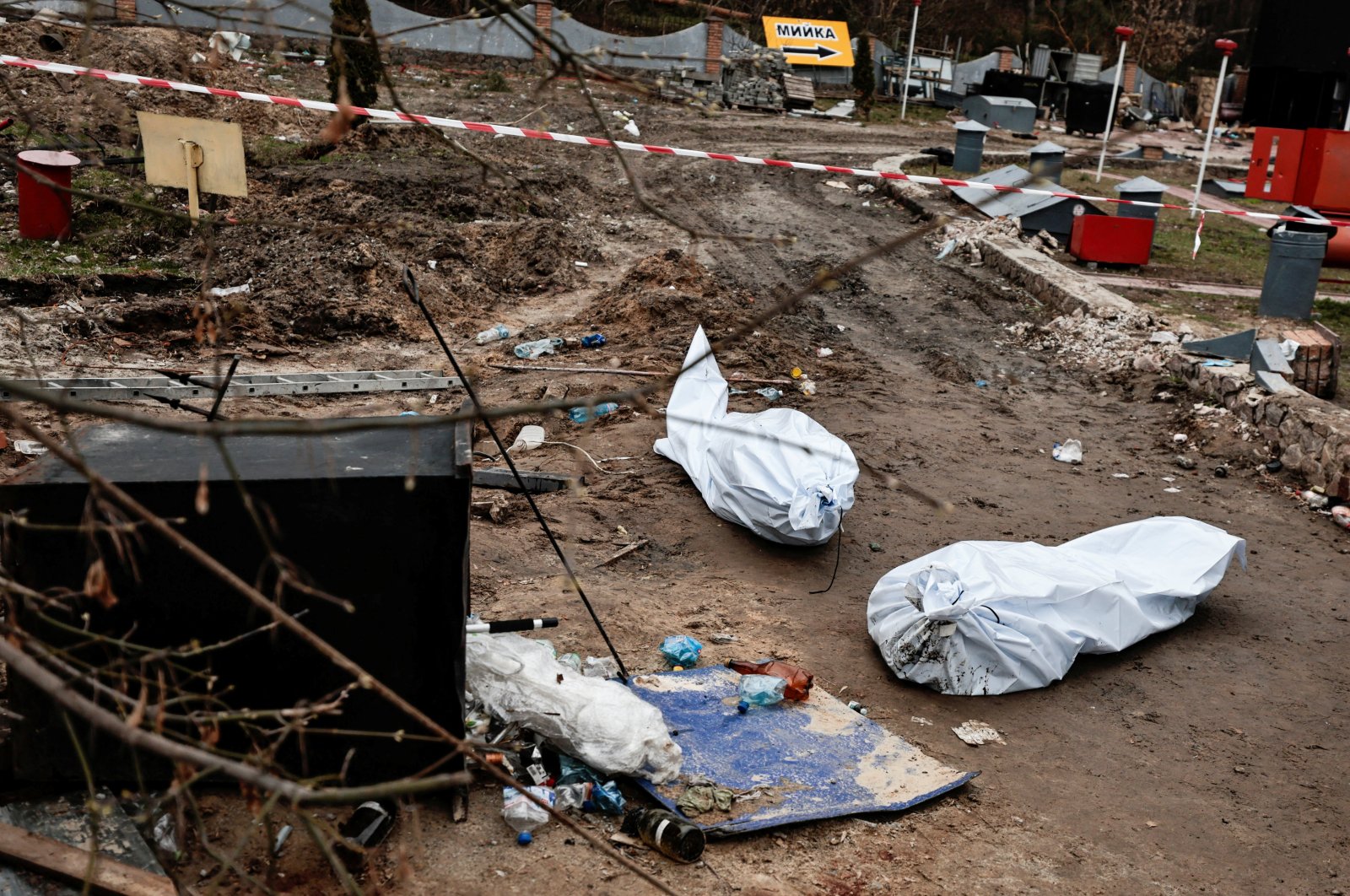 Kuburan massal berisi mayat warga sipil ditemukan di dekat Kyiv