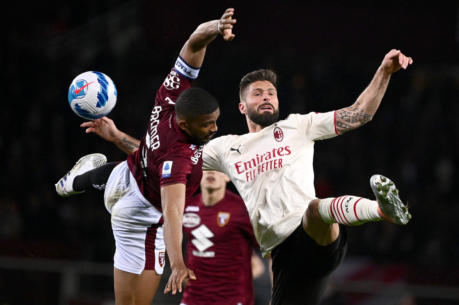 Torino&#039;s Bremer (L) vies with Milan&#039;s Olivier Giroud in a Serie A match, Turin, Italy, April 10, 2022. (AFP Photo)