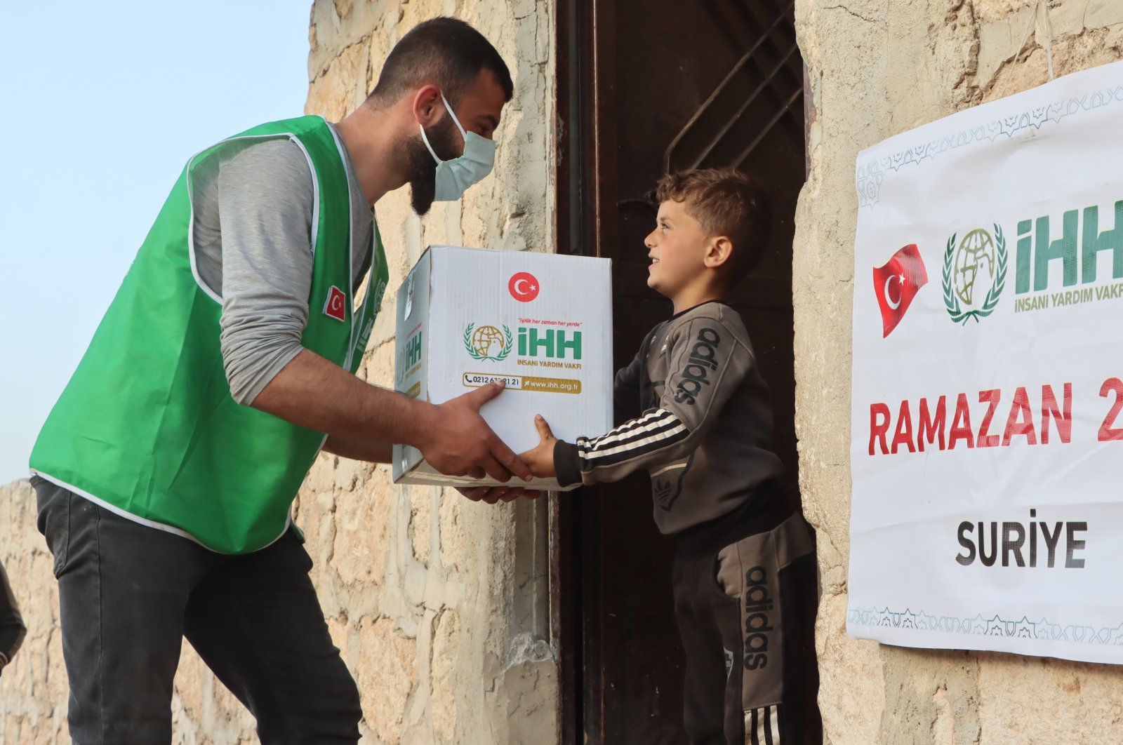 LSM Turki mengirimkan paket Ramadhan ke lebih dari 8.000 warga Suriah di Afrin
