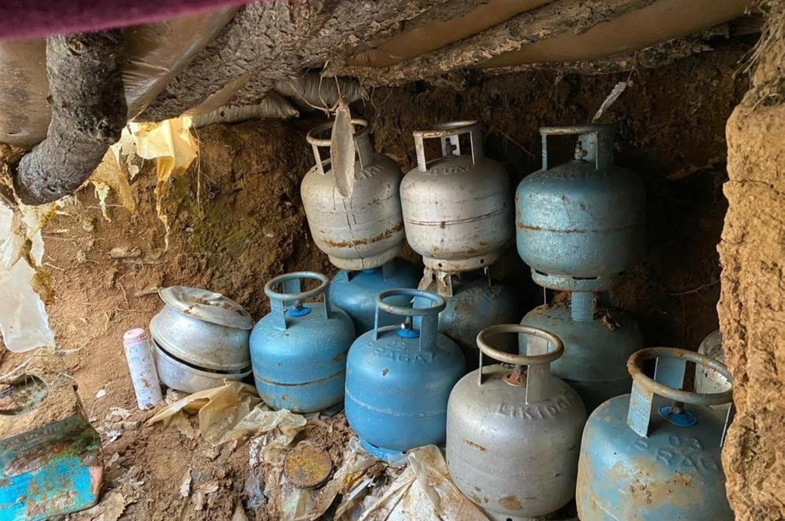 Tempat perlindungan teroris PKK ditemukan, material disita di Turki timur