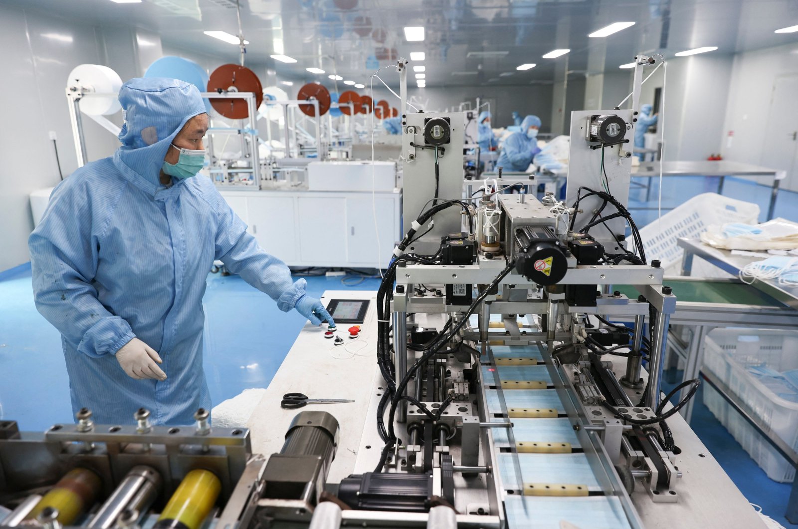 A worker producing face masks at a factory in Lianyungang, in Jiangsu province, eastern China, March 20, 2022. (AFP Photo)