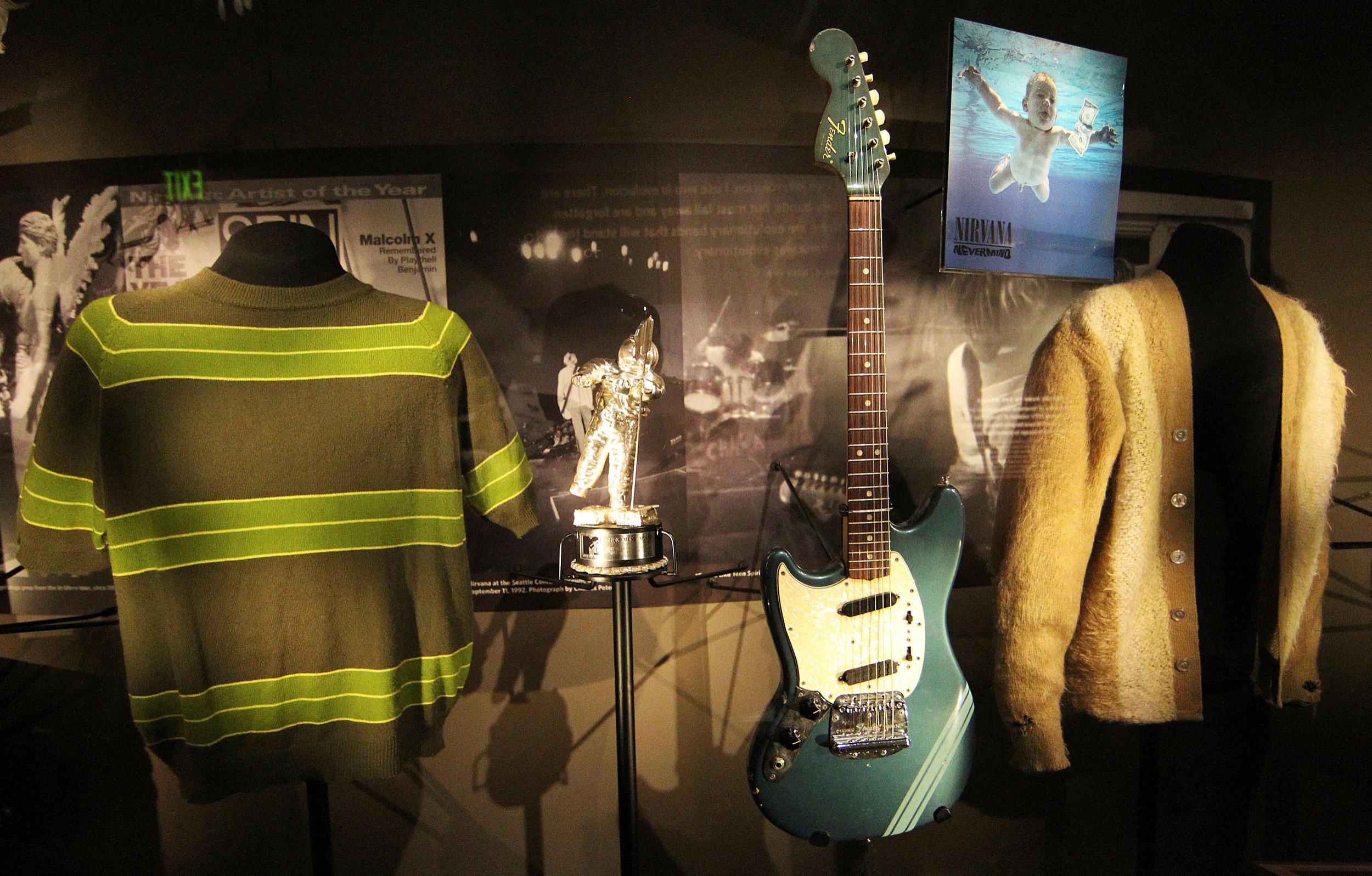 Memorabilia termasuk pakaian ikonik dan alat musik mendiang Kurt Cobain dari band grunge legendaris Nirvana, dipamerkan di 