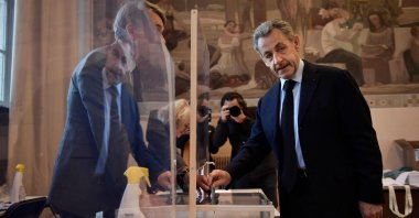 Former French President Nicolas Sarkozy casts his ballot for the first round of France's presidential election at a polling station in Paris, France, April 10, 2022. (AFP Photo)