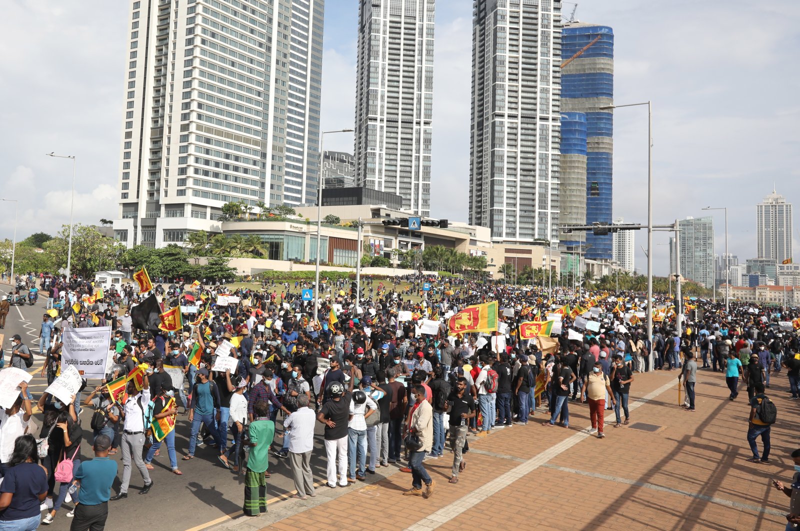 People protest outside the president&#039;s secretariat in Colombo, Sri Lanka, April 9, 2022. (EPA Photo)