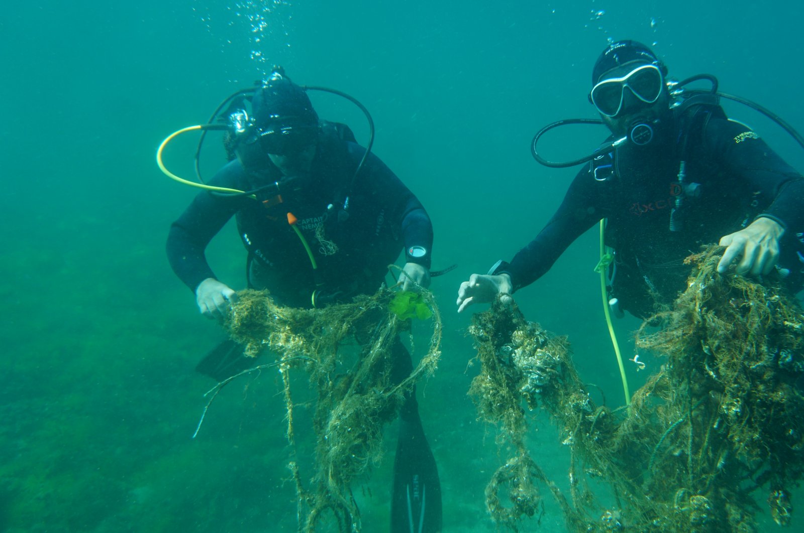 Penyelam sukarela membersihkan jaring hantu di Laut Marmara Turki