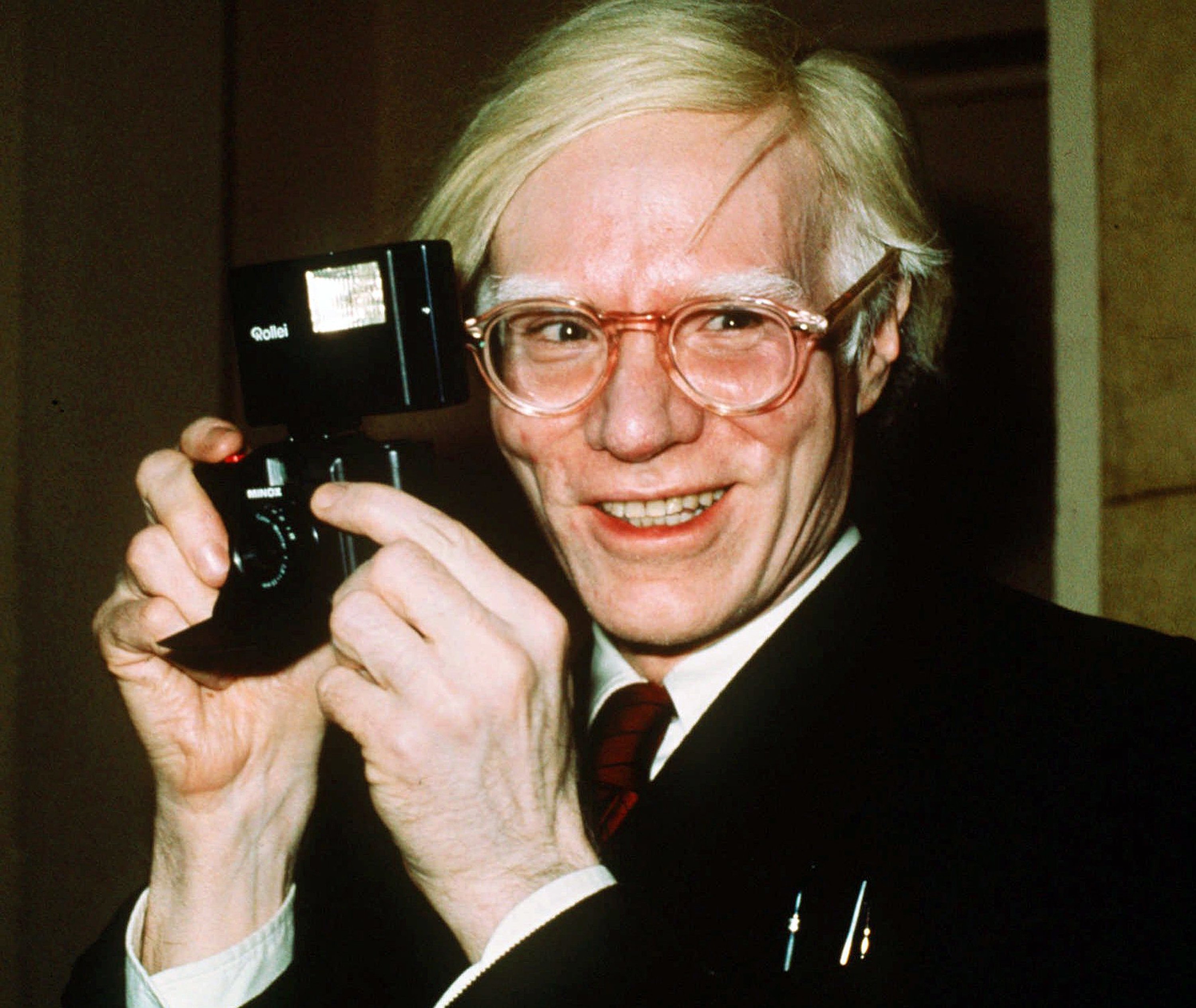 Dalam foto arsip tahun 1976 ini, artis pop Andy Warhol tersenyum di New York, Amerika Serikat.  (Foto AP)