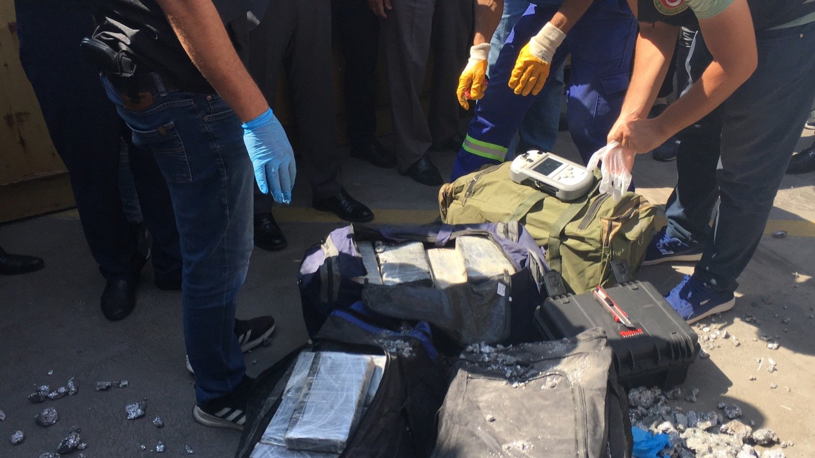 Customs officials check an intercepted cocaine shipment in Kocaeli, northwestern Turkey, Aug. 27, 2020. (AA PHOTO)