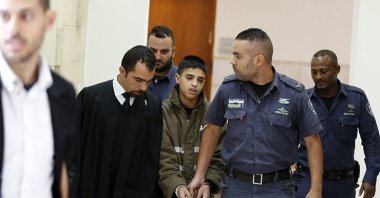Ahmed Manasra (C), a 13-year-old Palestinian accused of taking part in the stabbing of two Israelis, is escorted by Israeli security during a hearing at a Jerusalem court, Oct. 30, 2015. (AFP Photo)