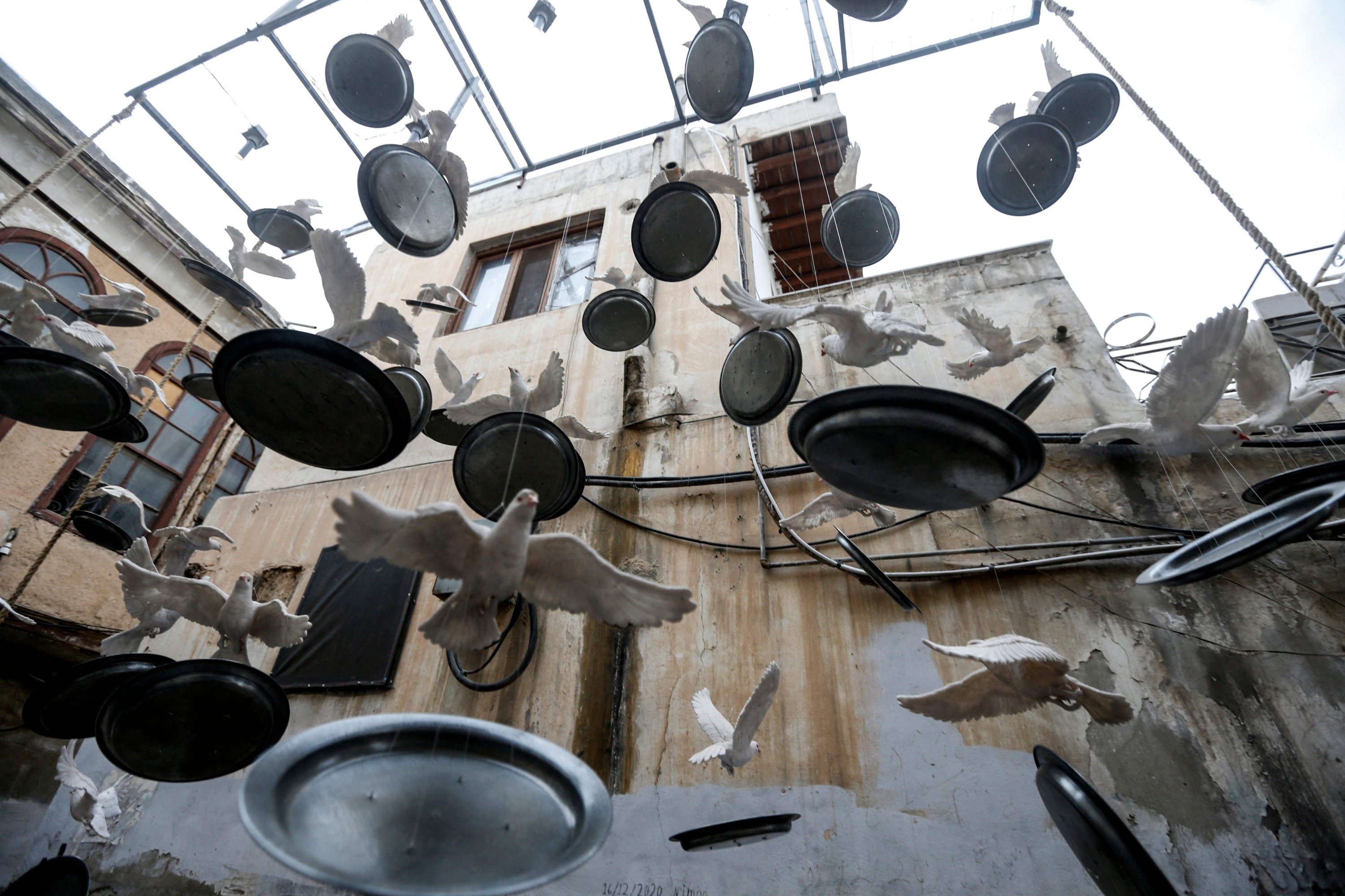 Sebuah instalasi seni menggunakan merpati palsu digambarkan di sebuah gang di Damaskus tua, sebagai bagian dari pameran berjudul 