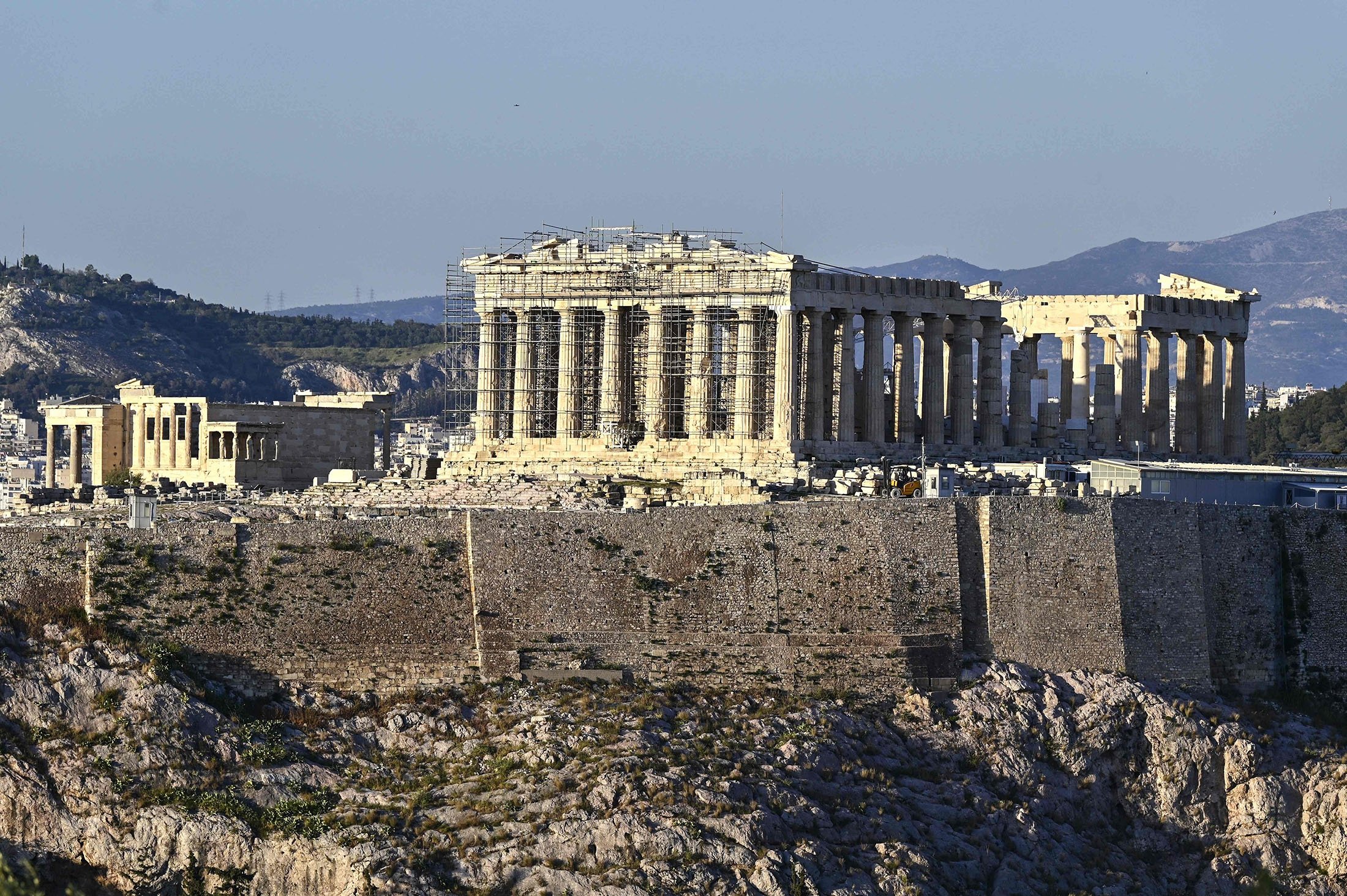 Kuil Parthenon (kanan) dan Erechtheion di Akropolis Athena, Yunani, 6 April 2022. (AFP Photo)