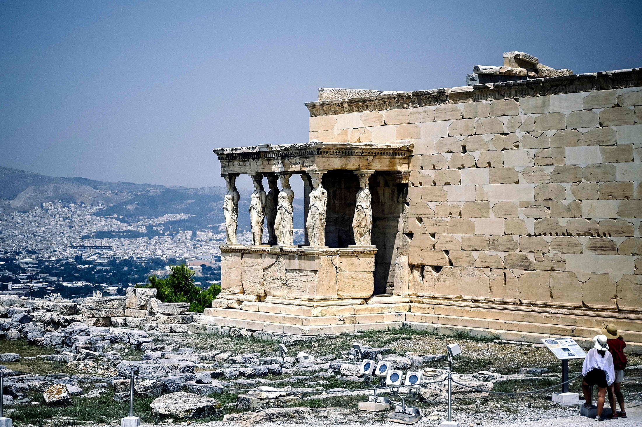 Pengunjung melihat Cariatyds of Erechtheion di Athena, Yunani, 6 April 2022. (AFP Photo)