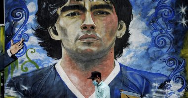 A pedestrian walks past a Maradona mural, Buenos Aires, Argentina, Nov. 25, 2021. (Reuters Photo)