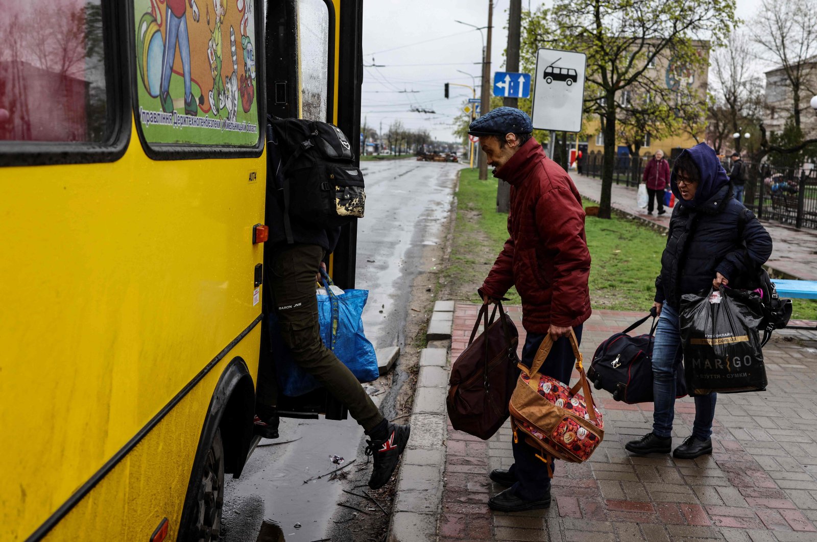 People board a bus leaving Severodonetsk, in eastern Ukraine&#039;s Donbass region, on April 13, 2022 as Russian troops intensified a campaign to take the strategic port city of Mariupol, part of an anticipated massive onslaught across eastern Ukraine. (AFP Photo)