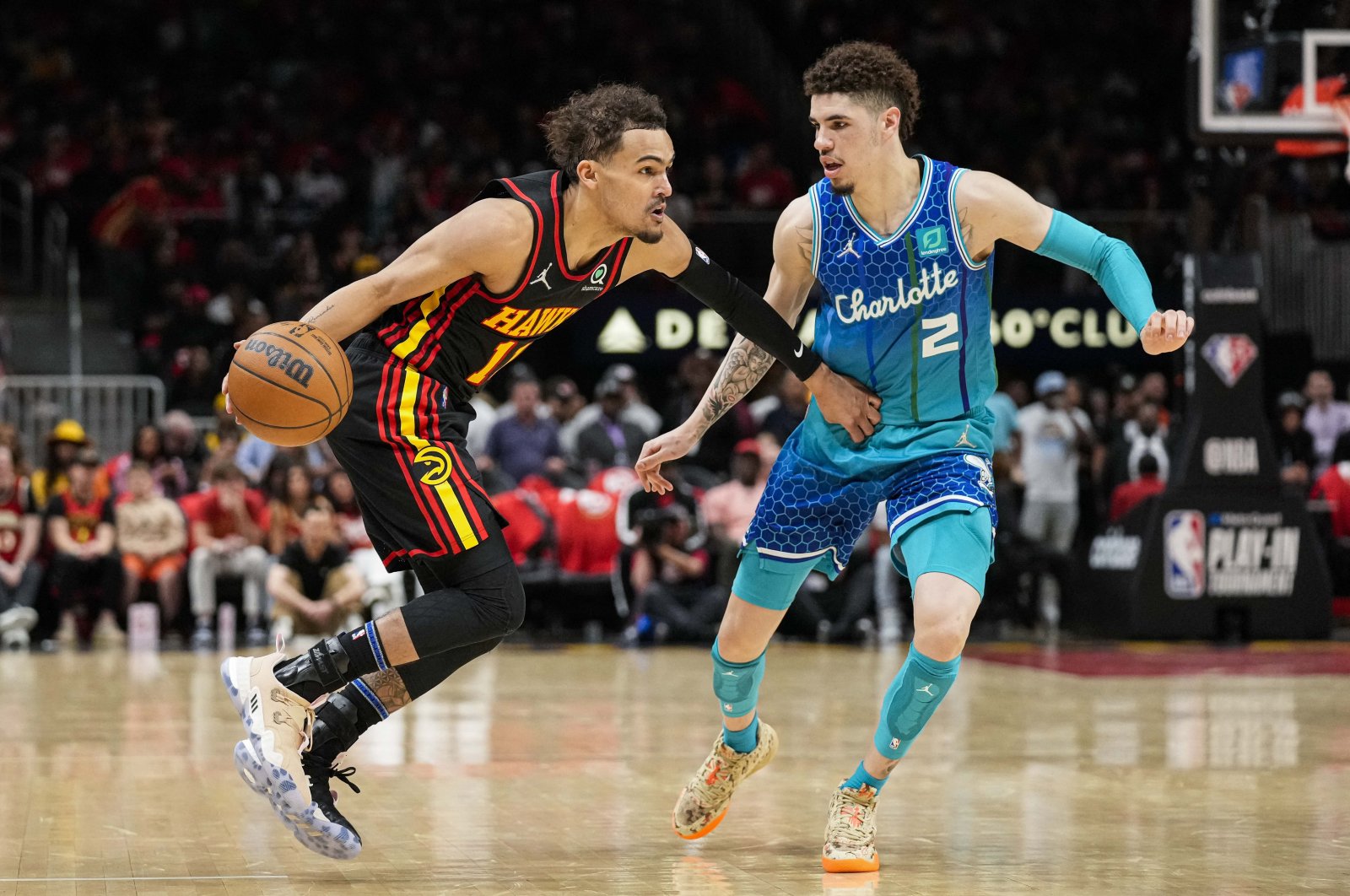 Hawks&#039; Trae Young (L) dribbles past Hornets&#039; LaMelo Ball during an NBA game, Atlanta, U.S., April 13, 2022. (Reuters Photo)