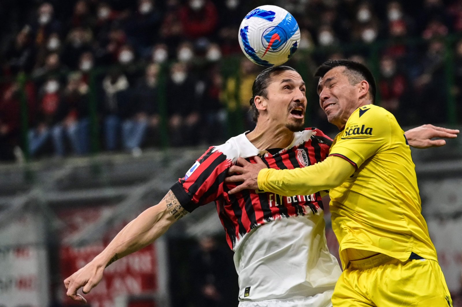 Milan&#039;s Zlatan Ibrahimovic and Bologna&#039;s Gary Medel (R) collide during a Serie A match, Milan, Italy, April 4, 2022. (AFP Photo)