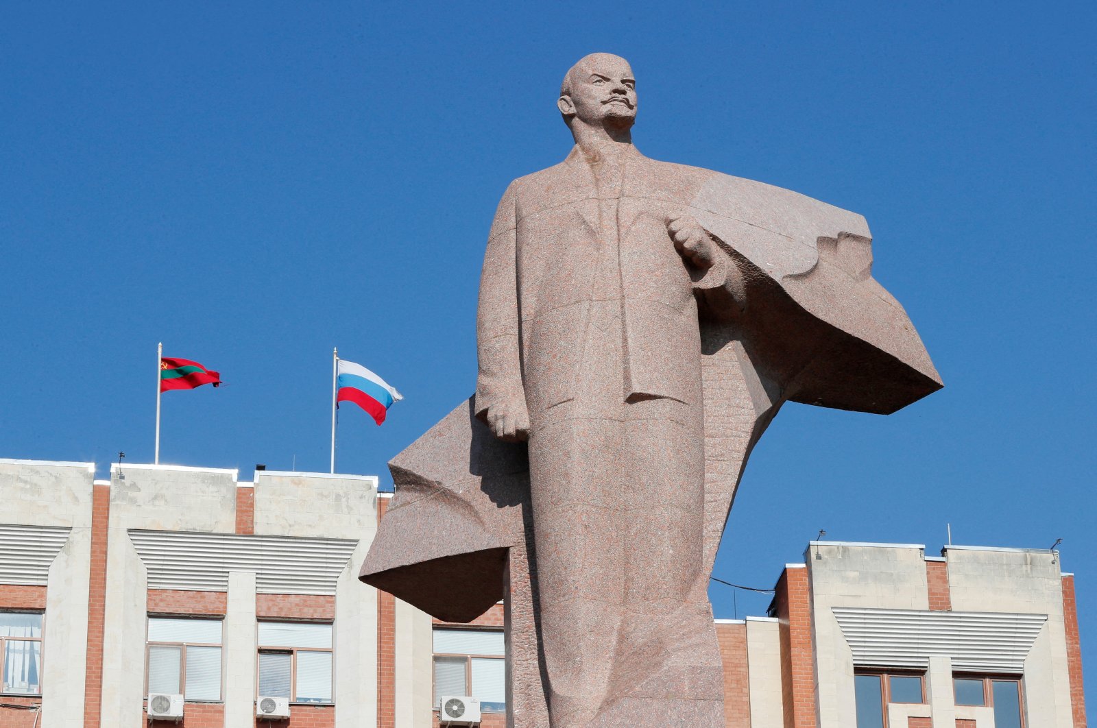 A statue of communist leader Lenin is seen in front of the parliament building in Tiraspol, in Moldova&#039;s self-proclaimed separatist Transdniestria, Nov. 3, 2021. (Reuters Photo)