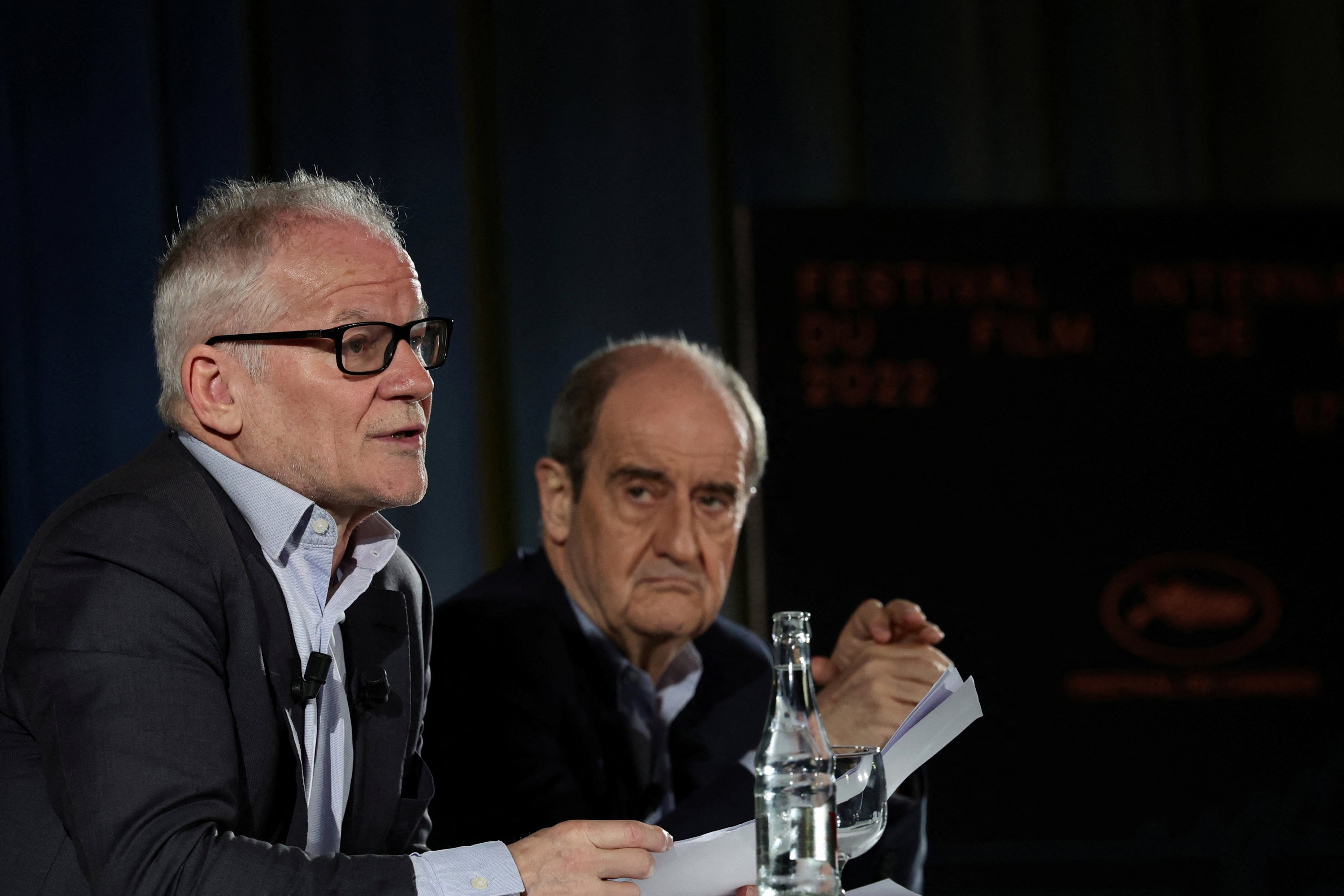 Delegasi Jenderal festival Film Cannes Thierry Fremaux dan Presiden festival Film Cannes Pierre Lescure berbicara selama presentasi pemilihan resmi Festival Film Internasional Cannes ke-75 di Paris, Prancis, 14 April 2022. (REUTERS)