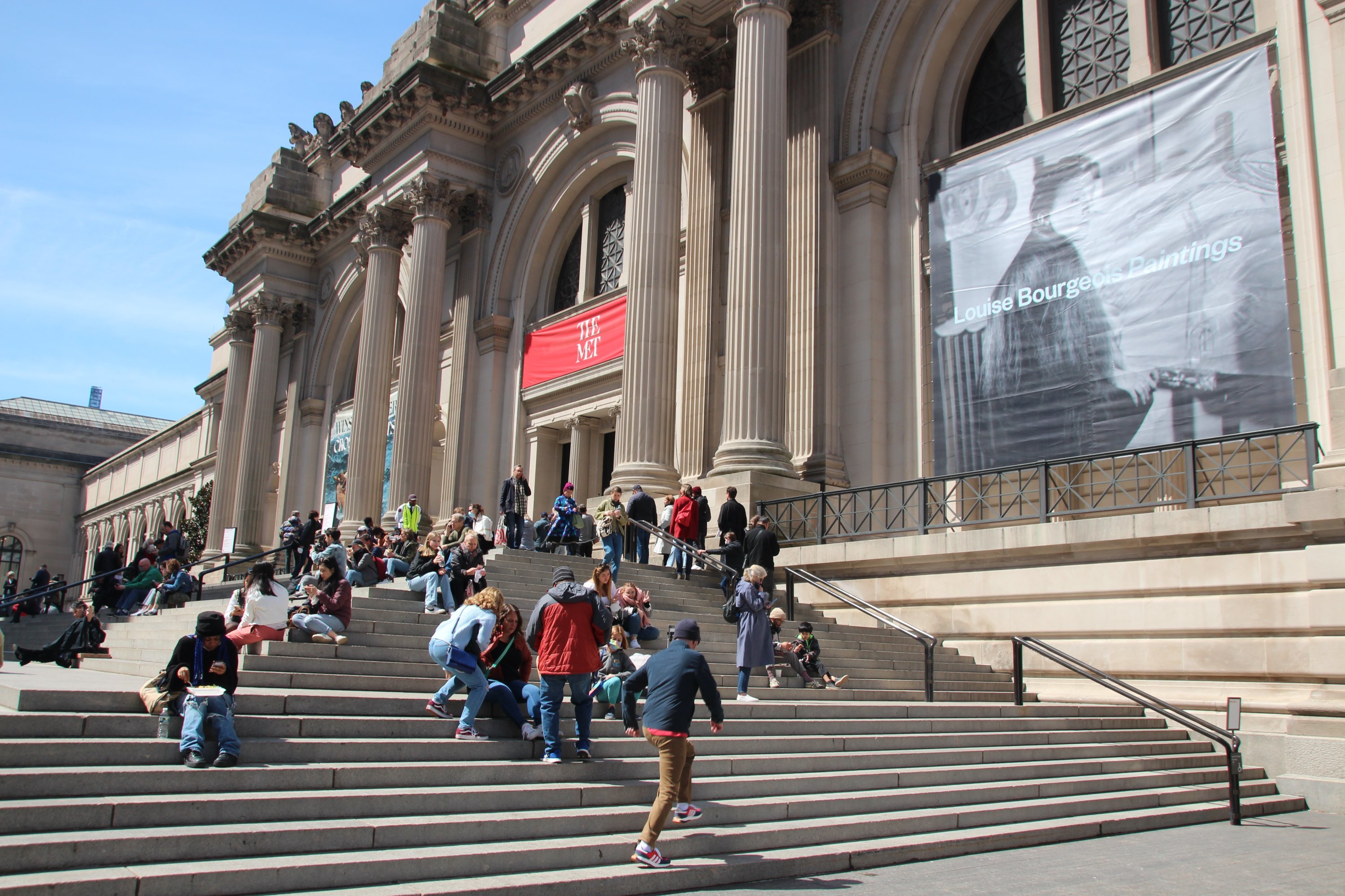 Sebuah poster yang mengiklankan pameran lukisan karya Louise Bourgeois digantung di Museum Metropolitan di New York.  (DPA)