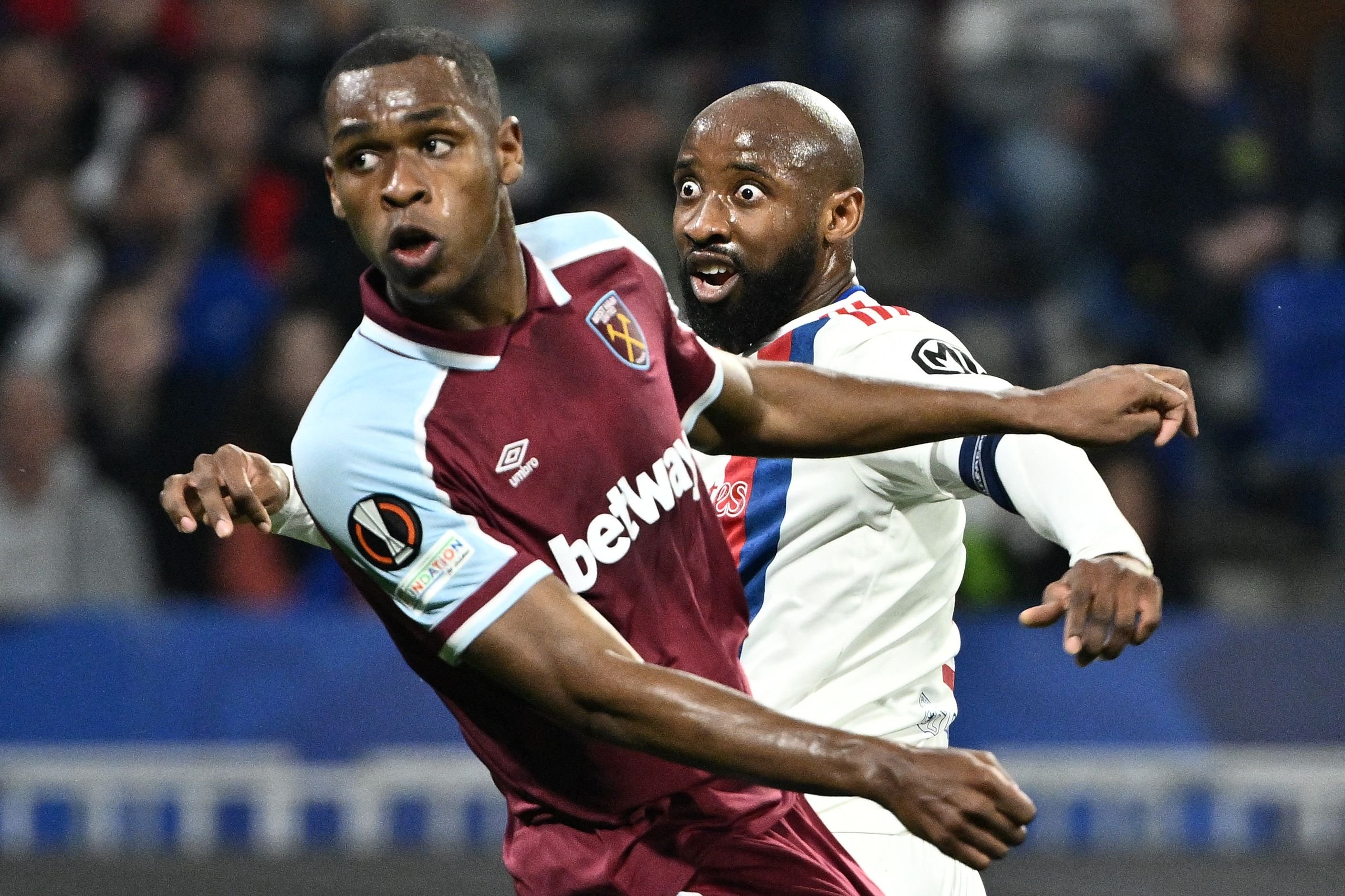 Reaksi pemain Lyon Moussa Dembele (kanan) dan pemain West Ham Issa Diop pada pertandingan leg kedua perempat final Liga Europa, Lyon, Prancis, 14 April 2022. (AFP Photo)