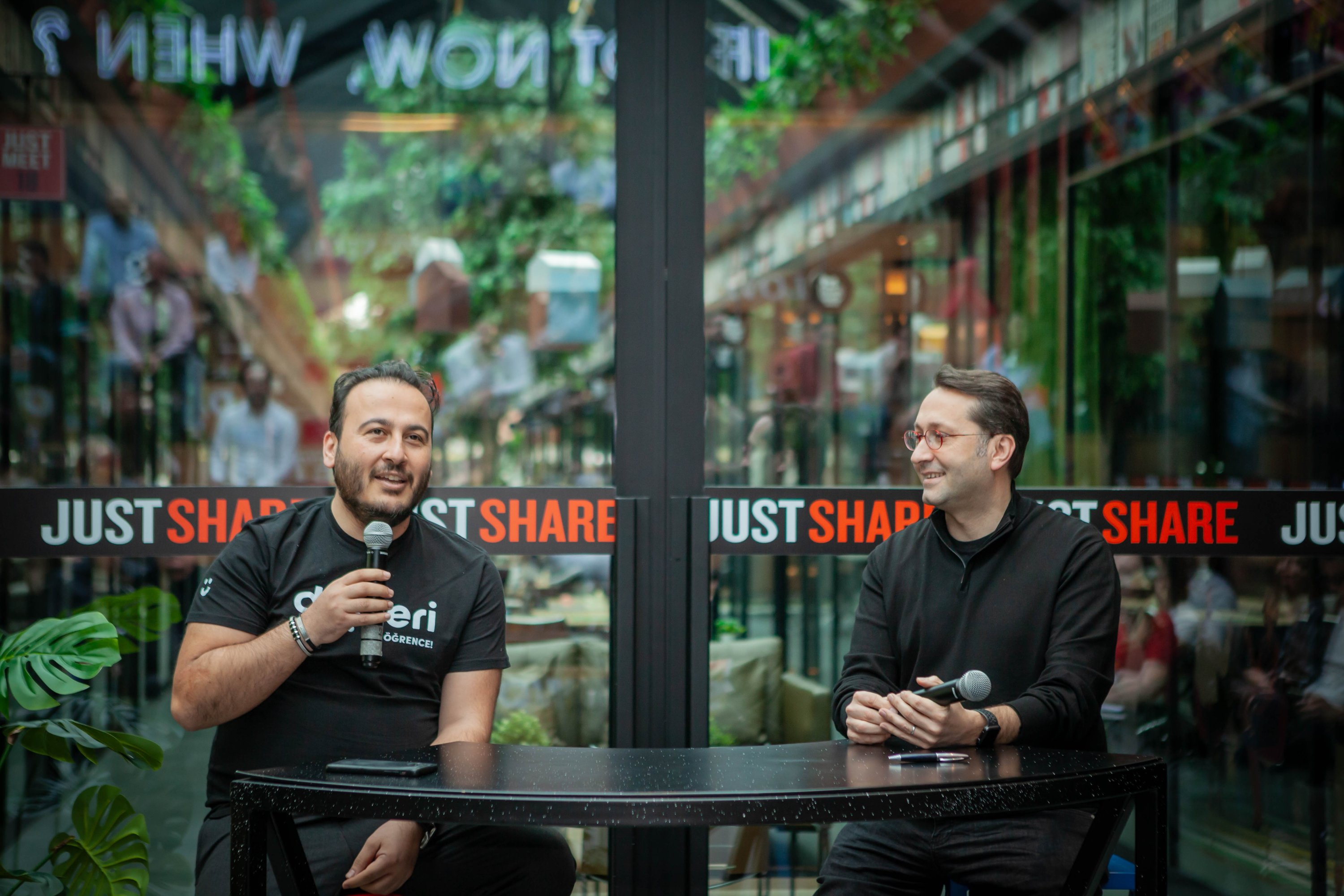 Düşyeri CEO Ibrahim Coşkuner (L) and angel investor Kenan Çolpan during an event in Istanbul, Turkey, March 12, 2022. (Photo by Hatice Çınar)