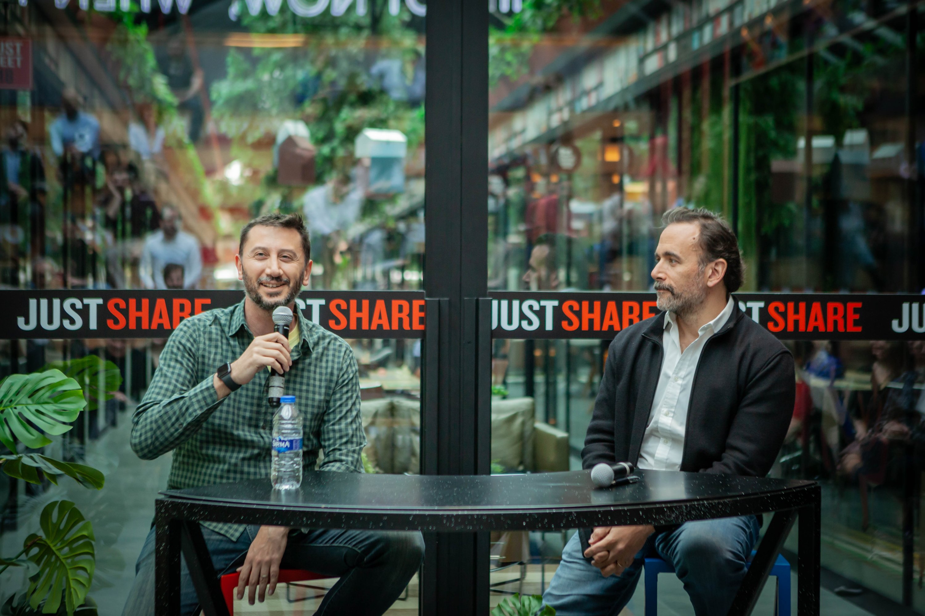 Arda Koterin (L), one of the founders of SaaS startup Insider, and Ali Karabey, the founding partner at venture capital fund 212, during an event in Istanbul, Turkey, March 12, 2022. (Photo by Hatice Çınar)