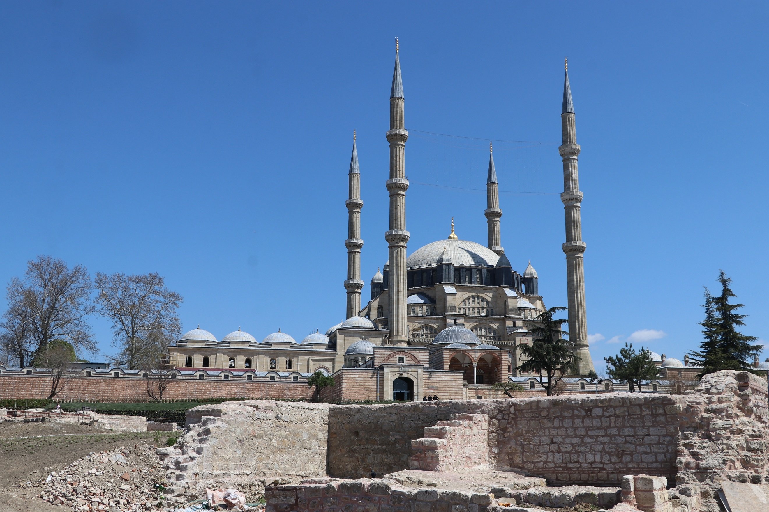 Alun-alun Selimiye dan masjid yang sedang direnovasi, Edirne, Turki, 15 April 2022. (AA Photo)