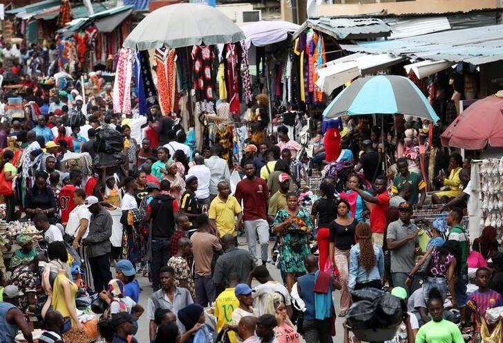 Shoppers crowd a market in Nigeria&#039;s commercial capital Lagos, Aug. 15, 2019. (Reuters Photo)