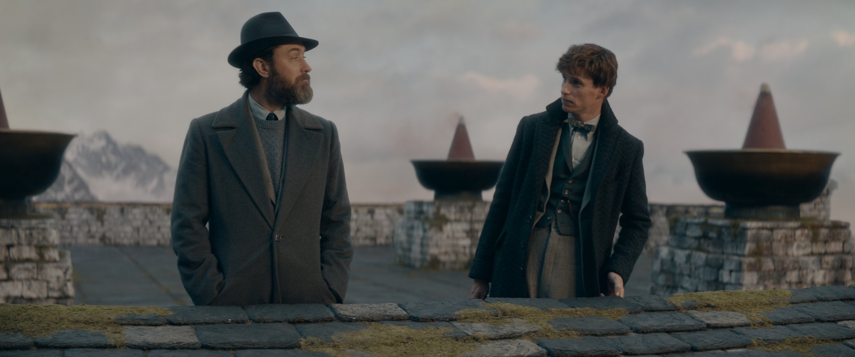 Dumbledore (Jude Law) (kiri) dan Newt Scamander (Eddie Redmayne) dari sebuah adegan 