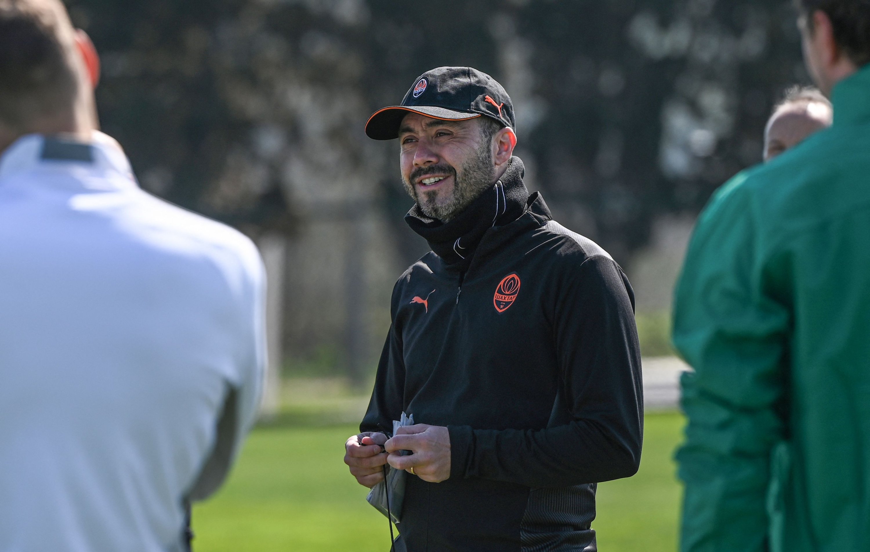 Shakhtar Donetsk's Italian head coach Roberto De Zerbi speaks during a training session at the Turkish Football Federation's (TFF) facilities, Istanbul, Turkey, April 13, 2022. (AFP Photo)