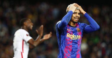 Barcelona&#039;s Ronald Araujo reacts during the Europa League quarterfinal second-leg match against Eintracht Frankfurt, Barcelona, Spain, April 14, 2022. (AP Photo)